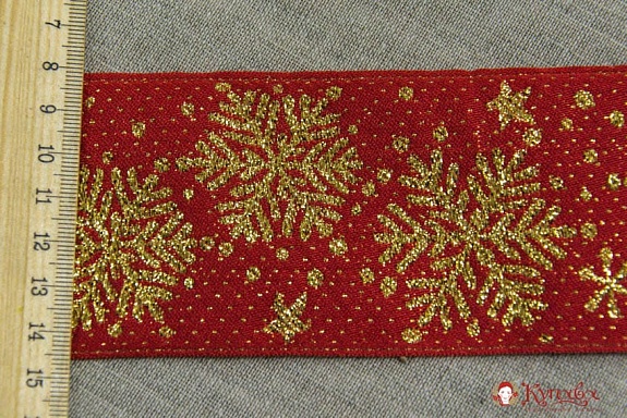Жак.лента 65мм Золотистые снежинки на красном