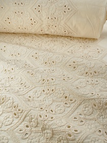 Вышитая ткань "Узорный сказ" цв.кремовый, ш.1.45м (вышит.часть1.27м), хлопок-100%, 230гр/м.кв 