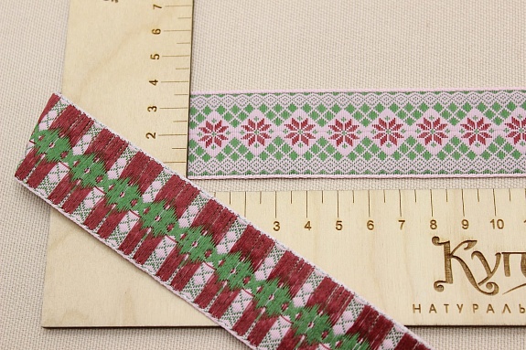 Жак.лента 32мм Орнамент-снежинка (цв.красно-коричневый/зеленый) на нежно-розовом