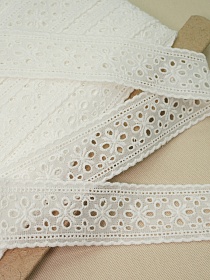 Шитье цв.молочно-белый (общая ширина 40мм, ширина вышивки 40мм), хлопок-100%, батист