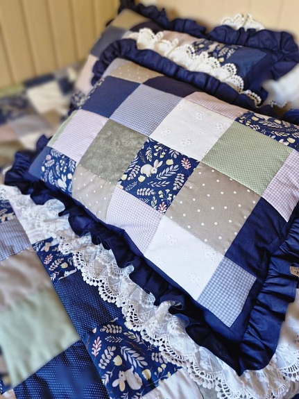 Комплект в технике пэчворк с оборками из шитья