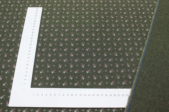 Плательный хлопок "Мелкие бордово-белые цветочки на т.зеленом хаки меланже", ш.1.5м, хл-80%, п/э-20%