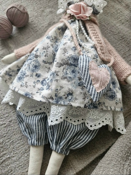 Игрушка зайчик из бязи в одежде из полульна и вареного хлопка
