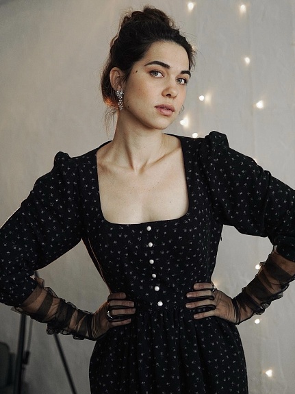 Платье из Теплого хлопка "Цветочки - мотылечки" в черном цвете