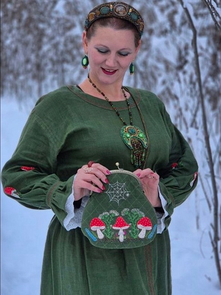 Льняное платье в цвете Болотная зелень