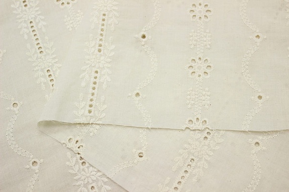 Шитье "Цветочное ожерелье" (фестоны с 2х сторон) цв.кремовый, ш.1.35м, батист, хл-100%, 80гр/м.кв