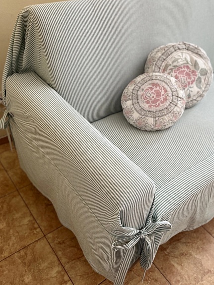 Полульняной чехол на диван с завязками 