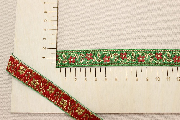 Жак.лента 18мм Красно-золотистые цветочки на зеленом
