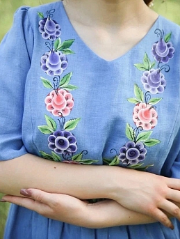 Платье с укороченным рукавом и росписью из костюмного льна