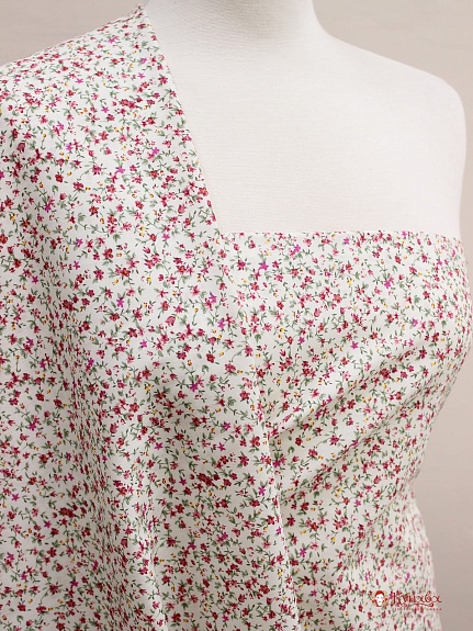 Импорт. хлопок "Цветочное вдохновение (малиновые цветы на молочном)", ш.1.45м, хл-100%, 105гр/м.кв