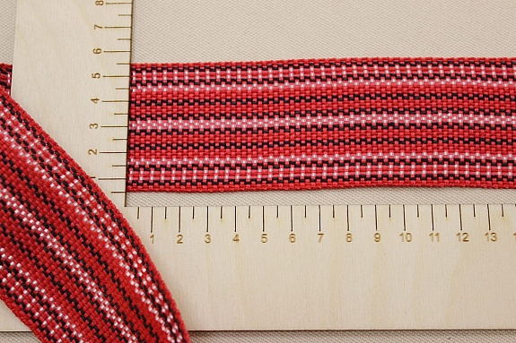 Лента тканая для поясов, 50мм Черно-белая строчка на красном