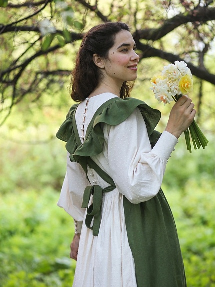 Платье из фактурого хлопка с фартуком из костюмного льна