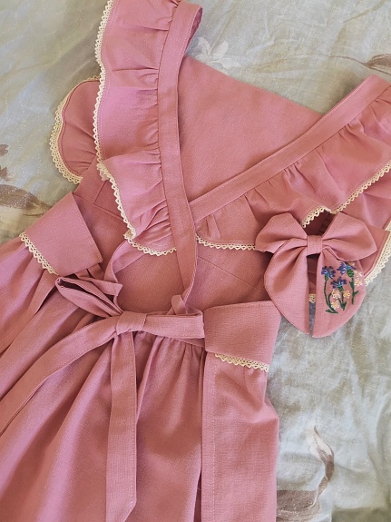 Фартук с вышивкой из полульна в цвете розовая дымка