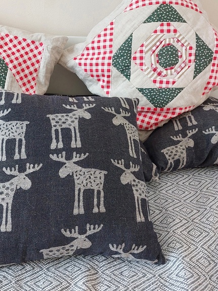 Комплект домашнего текстиля в технике пэчворк с фигурной стежкой