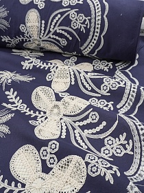 Вышитая ткань "Цветочная цианея" цв.фиолетово-чернильный, СОРТ2, ш.1.48м (вышит. часть1.3м), хл-100%, батист, 80гр/м.кв 