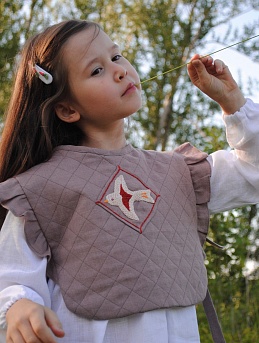 Детская манишка с вышивкой из костюмного льна