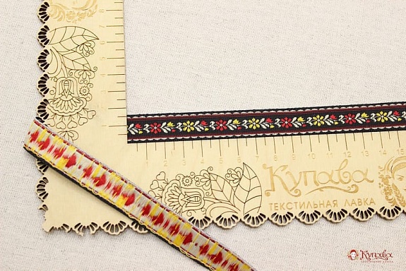 Жак.лента 18мм Желто-красные с молочным цветы на черном