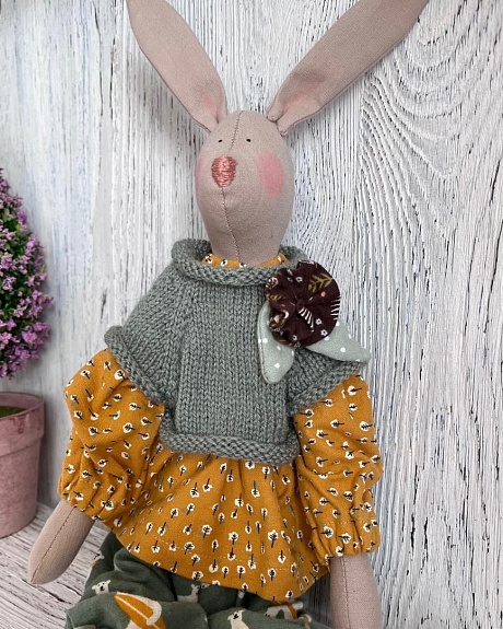 Интерьерная игрушка ручной работы из бязи и теплого хлопка  "Зайка"