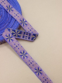 Жак.лента 22мм Св.бежево-желтый/васильковый орнамент на сиреневом (васильковая кромка)