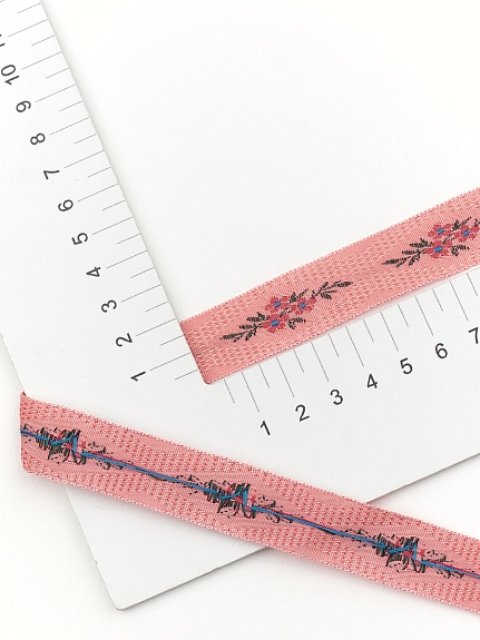 Жак.лента 18мм Красный букетик на бруснично-розовом