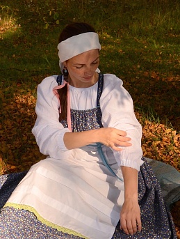 Комплект из сарафана, блузки и фартука в народном стиле