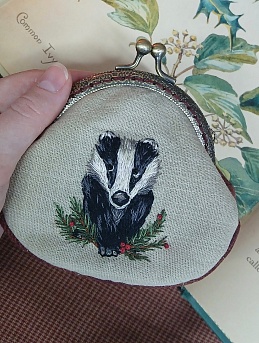 Льняной кошелек с вышивкой в морозно-зеленом цвете