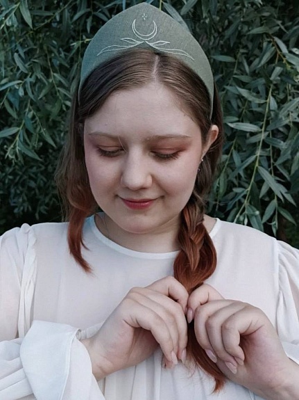 Льняной кокошник с ручной вышивкой