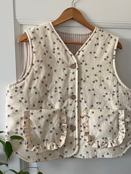 Жилет из микровельвета "Россыпь коричневых цветочков"