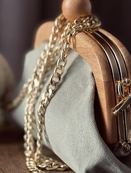 Клатч из бархата в серо-бежевом цвете