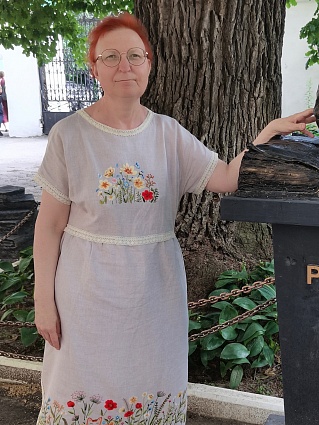 Платье из полульна с вышивкой