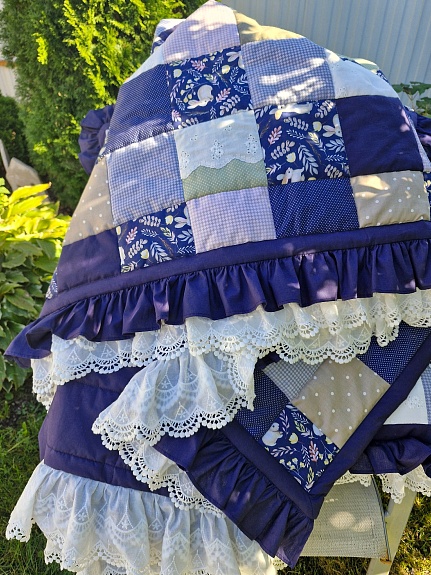 Комплект в технике пэчворк с оборками из шитья