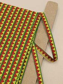 Жак.лента 10мм Красные/желтые треугольники на зеленом