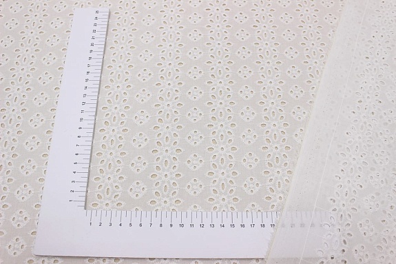 Шитье "Цветочное" цв.молочно-белый, общ.ш.1.49м, вышитой части 1.34м, батист, хлопок-100%
