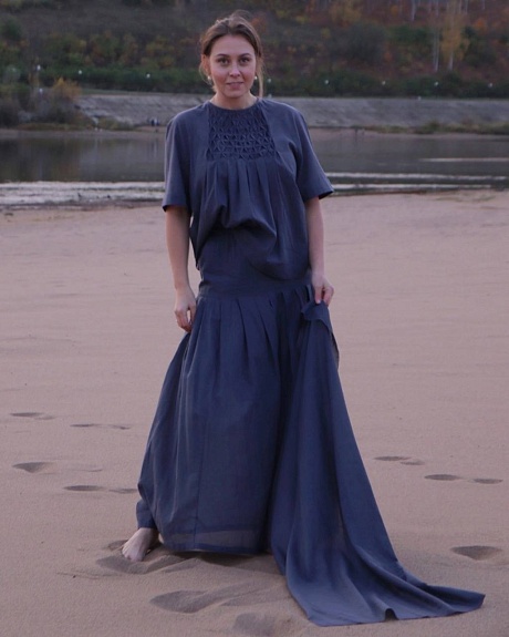 Блуза с буфами, юбка и палантин из батиста "Черничный"