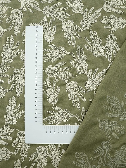 Полулен с вышитым рисунком "Дубовые листочки" цв.хаки, ш.1.35м(выш.часть1.2м), хл-50%, лен-50%