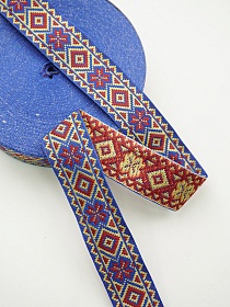 Жак.лента 32мм Красно-желтые снежинки с ромбиками на васильковом