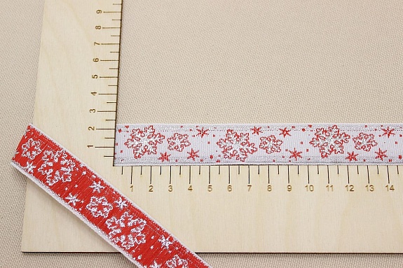 Жак.лента 24мм Серебристые с красным снежинки на белом
