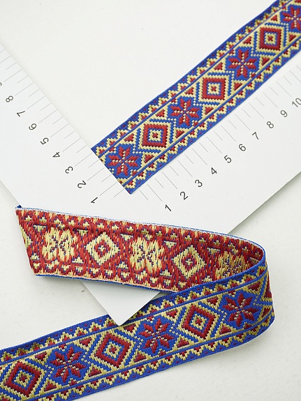 Жак.лента 32мм Красно-желтые снежинки с ромбиками на васильковом