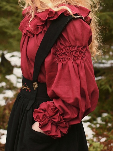 Блузка из батиста в вишневом цвете