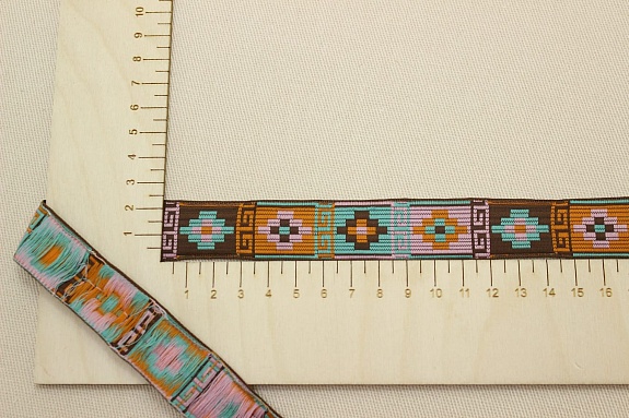 Жак.лента 22мм Оранжево-коричнево-розово-мятные крестики-ромбики на коричневом