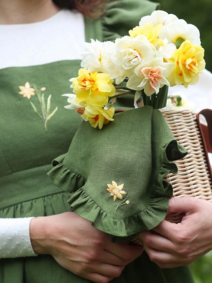 Платье из фактурого хлопка с фартуком из костюмного льна