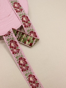 Жак.лента 33мм Бордово-терракотовые цветы на дымчато-розовом