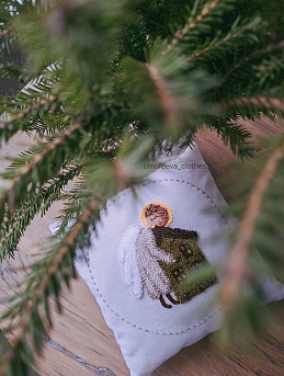 Декоративная подушка с вышивкой Ангела