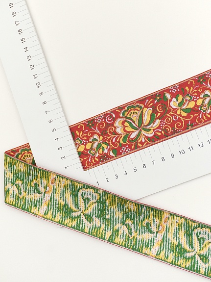 Жак.лента 50мм Желто-зеленые цветы на красном