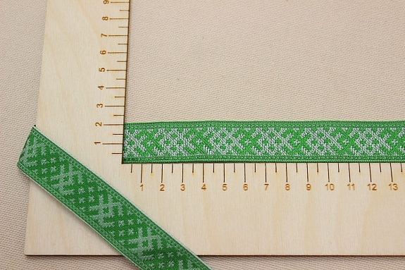 Жак.лента 22мм Белая вышивка на сверкающем зеленом