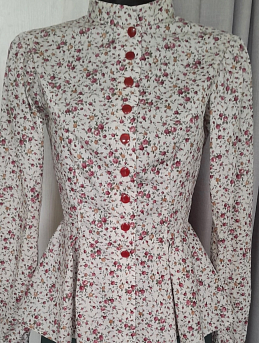 Женственная рубашка с баской из импортного хлопка "Мелкие розовые букеты"