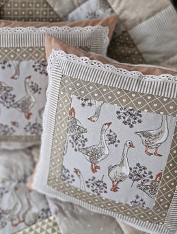 Декоративные подушки и лоскутное одеяло 