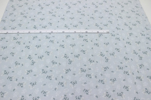 Фактурный хлопок с мережкой-полосой "Веточки ромашки на бледно серо-голубой дымке", ш.1.45м, хл-100%