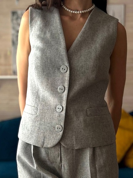 Костюм из шерсти в пепельно-сером цвете