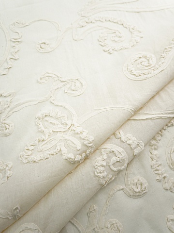 Мерный лоскут Шитье аппликация 3D "Цветок - завиток" цв.суровый, ш.1.55м (выш.ч.1.3м), хл-100%, батист, 75гр/м.кв